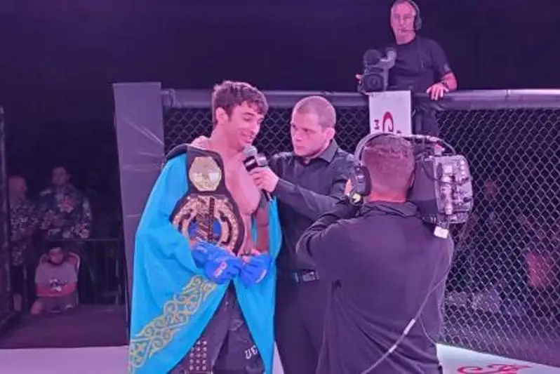 Казахстанец за две минуты нокаутировал экс-бойца UFC и забрал чемпионский титул