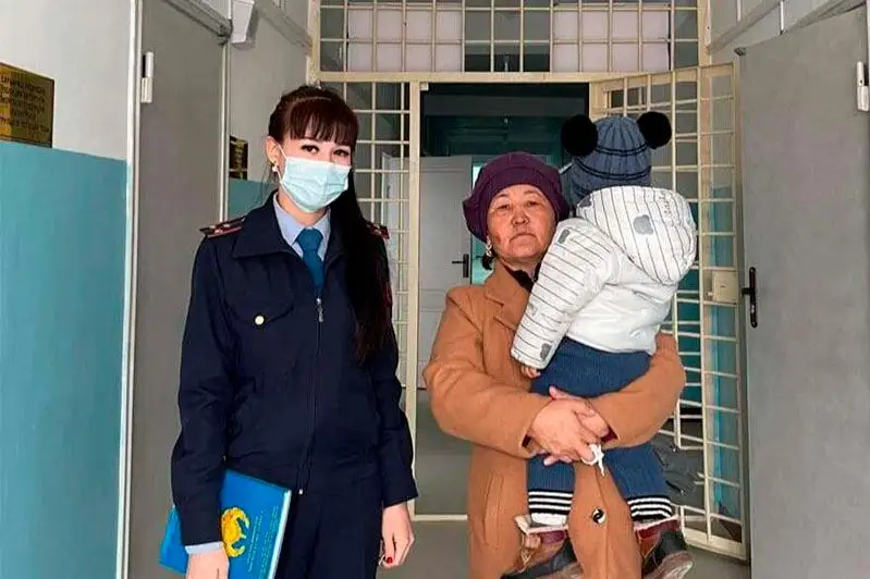 Пропавшего двухлетнего мальчика нашли полицейские Сарыагаша