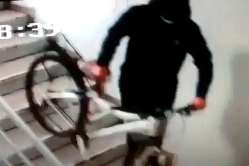 18-летний парень похитил оставленный без присмотра спортивный велосипед