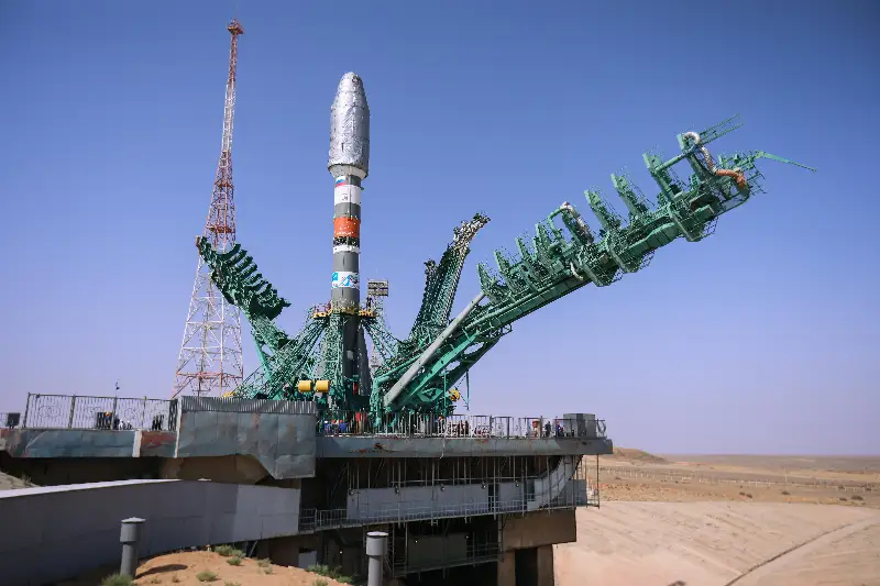 Ракета «Союз» со спутниками OneWeb установлена на стартовом комплексе Байконура