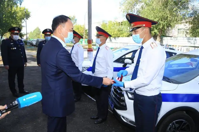 Архимед Мухамбетов вручил ключи от автомобилей полицейским Рудного