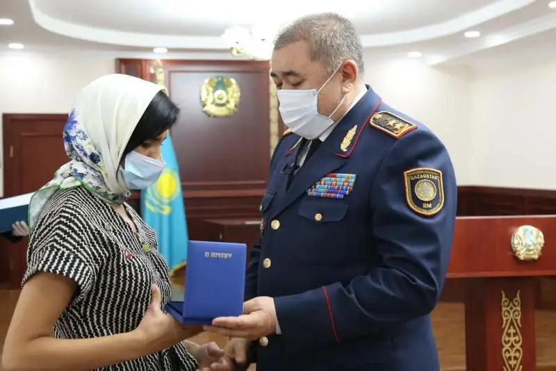 Глава МВД вручил госнаграды семьям погибших полицейских при стрельбе в Алматы