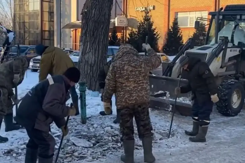 В Павлодаре продолжили зимнее благоустройство улиц