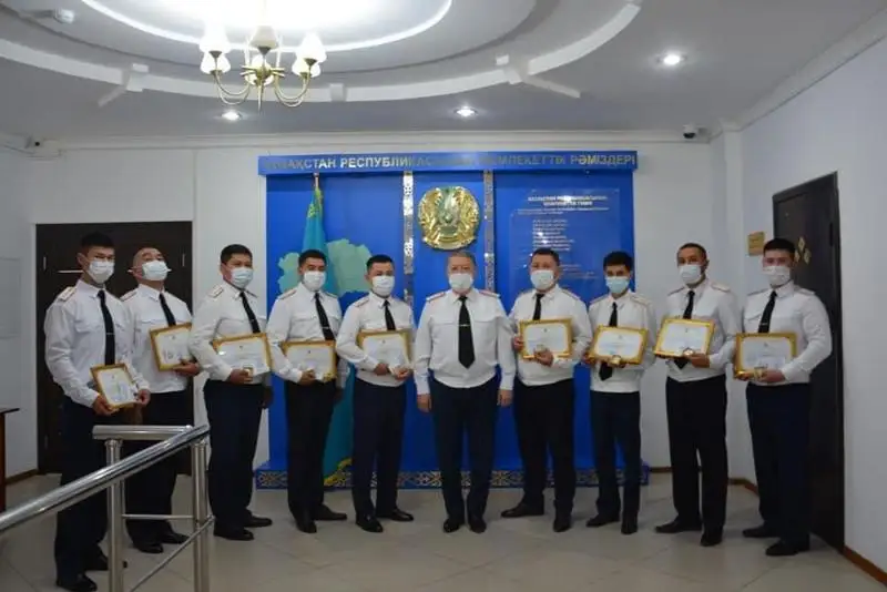 Девять полицейских наградили медалями в Атырау