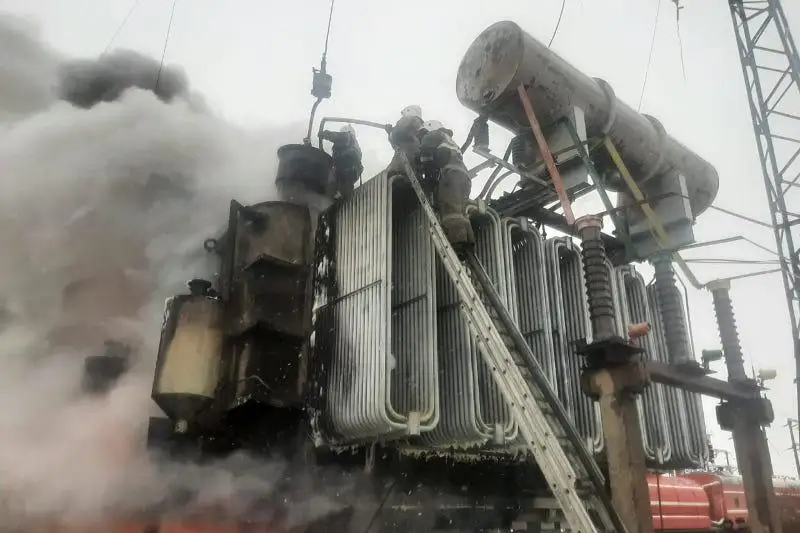 После крупного пожара в костанайском поселке восстанавливается электроснабжение