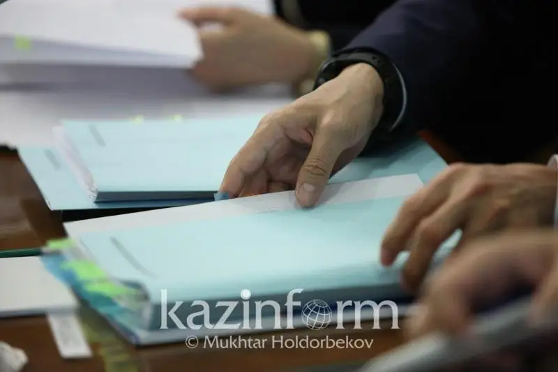 Qaraǵandyda dene shynyqtyrý pániniń muǵalimi 13 jasar oqýshyǵa qol kótergen