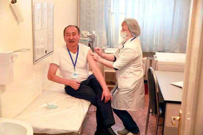 Qyrǵyzstannyń Densaýlyq saqtaý mınıstri koronavırýs vaktsınasyn birinshi bolyp aldy