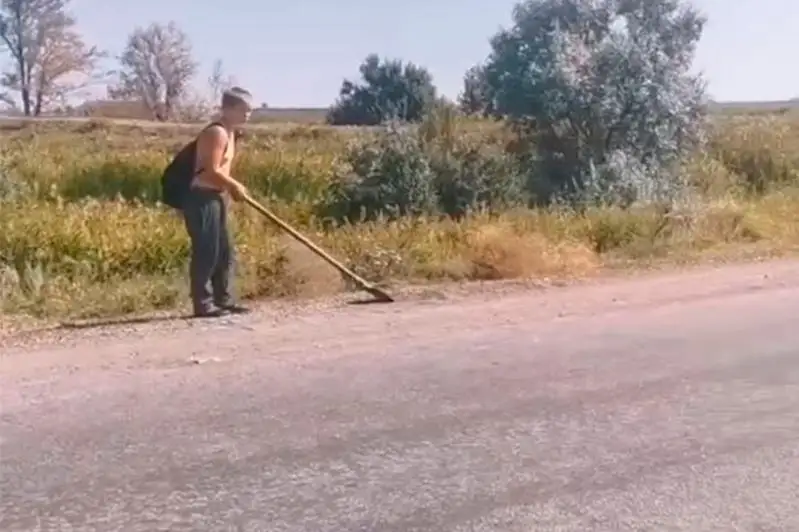 Qaraǵandy oblysynda oqýshylar aýyl mańyndaǵy joldardy jóndedi