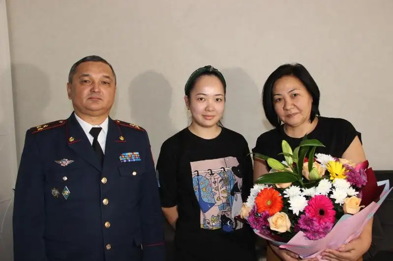 Актюбинские полицейские навещают семьи сотрудников в преддверии праздника