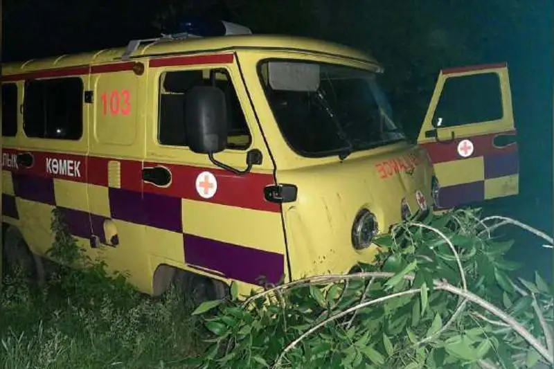 Пьяный мужчина протаранил забор школы на угнанной скорой в ЗКО