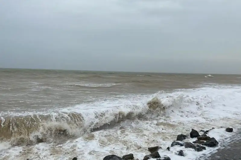 Из-за шторма люди не смогли вернуться на берег в ВКО