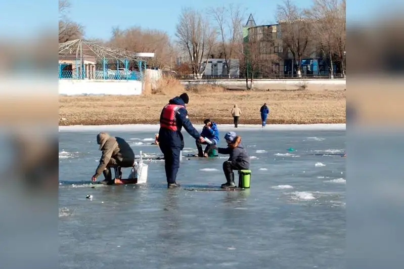 О тонком льду на Урале предупредили рыбаков в Атырау