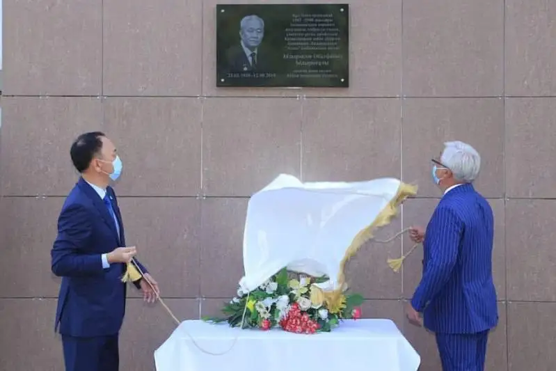 Мемориальную доску писателю-журналисту Абильфаизу Идрисову открыли в Костанае