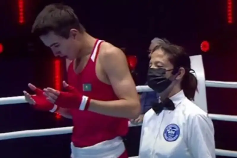 Казахстанский боксер отправил соперника в нокдаун и вышел в финал МЧА-2021