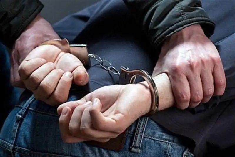 ShQO-da polıtsııa beketinen esirtki alyp ótpek bolǵan er adam ustaldy