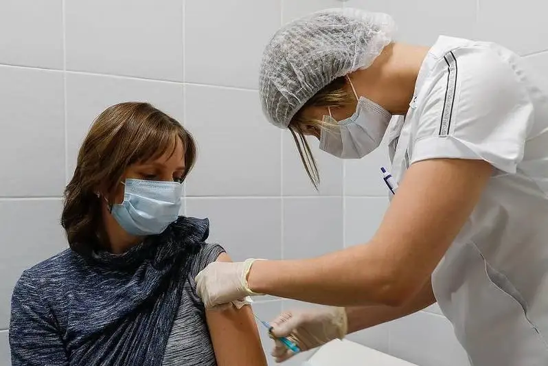 Прививка от COVID-19 не может дать положительный ПЦР-тест, заявили российские ученые