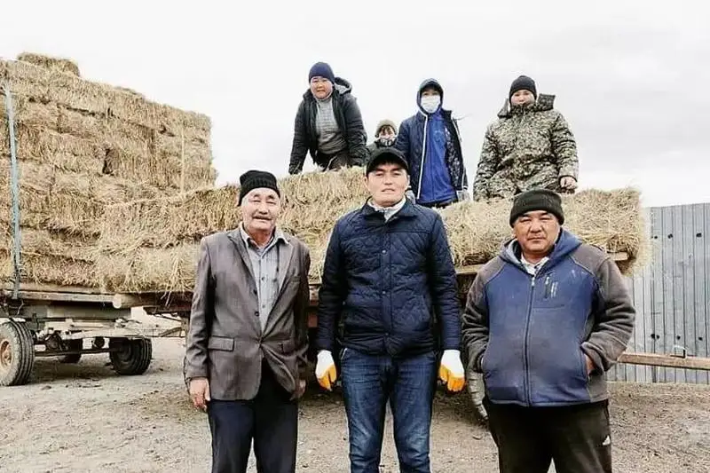 Фермеры раздали односельчанам сено в Карагандинской области