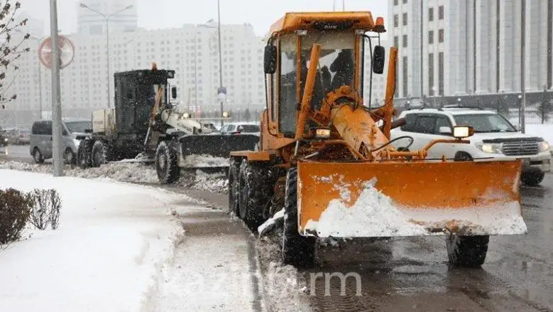 Не препятствовать уборке снега призывают водителей в Нур-Султане