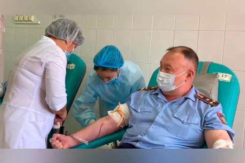 Жамбылские полицейские стали донорами иммунной плазмы для больных COVID-19
