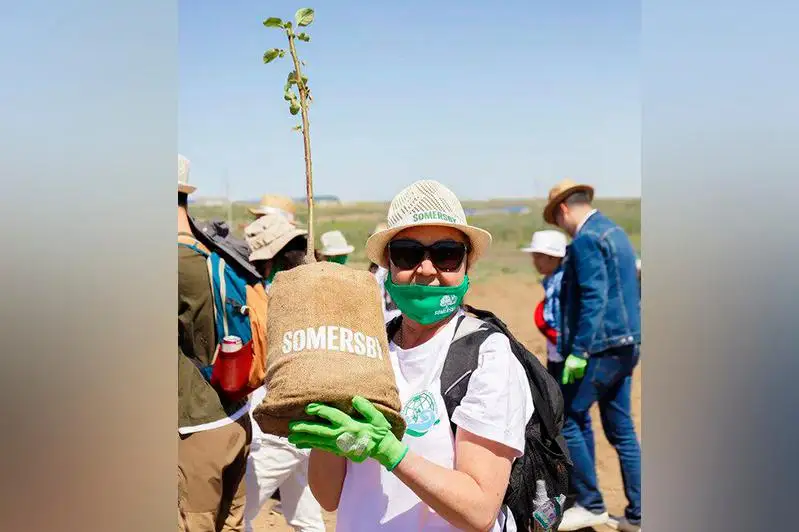 Курс на озеленение: 500 яблоневых саженцев высадили в Алматы