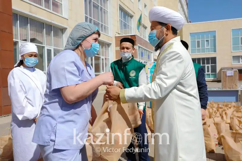 QMDB aýrýhana qyzmetkerlerine medıtsınalyq jabdyqtar men azyq-túlik sebetterin syılady