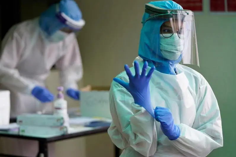 От коронавируса в мире умерли не менее 80 тыс медицинских работников - ВОЗ