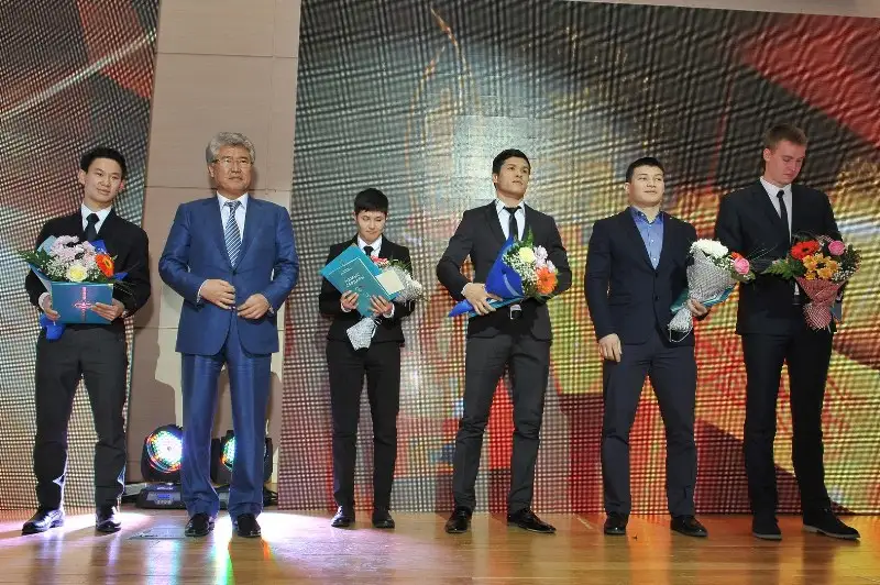 спортсменов 