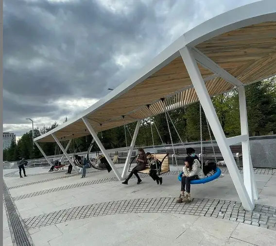 Различные виды качелей стали украшением столицы