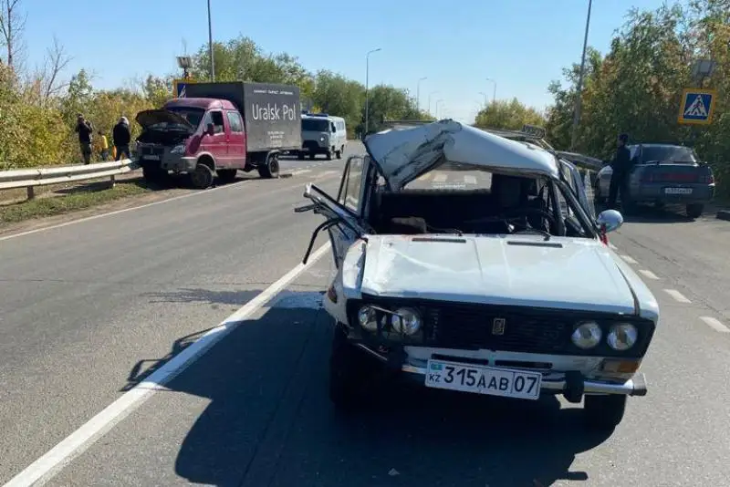 Попавших в аварию трех пожилых женщин спасли гвардейцы в Уральске