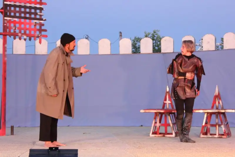 В историческом комплексе «Торткуль» Жамбылский русский драматический театр сыграл трагикомедию «Жанна Д’Арк»