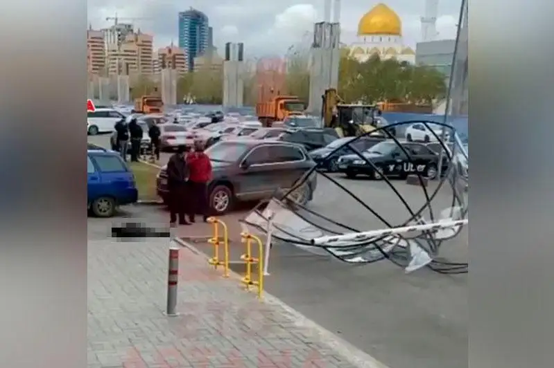 Елордада төбесіне металл конструкция құлаған әйел ауруханаға түсті