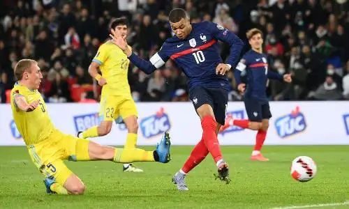 Сборная Казахстана по футболу проиграла с разгромным счетом Франции в матче отбора на ЧМ-2022