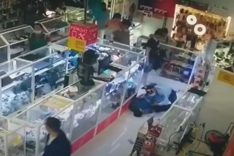 Мужчина украл телефон у 8-летней девочки в столице