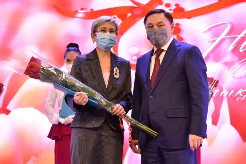 Aqmola oblysynyń ákimi áıelderdi 8 naýryz merekesimen quttyqtady