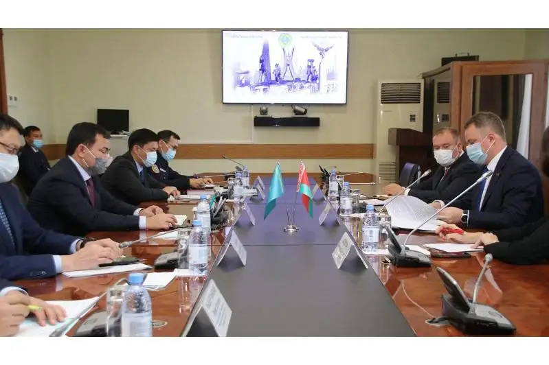 Аким Карагандинской области обсудил экономическую кооперацию с послом Беларуси