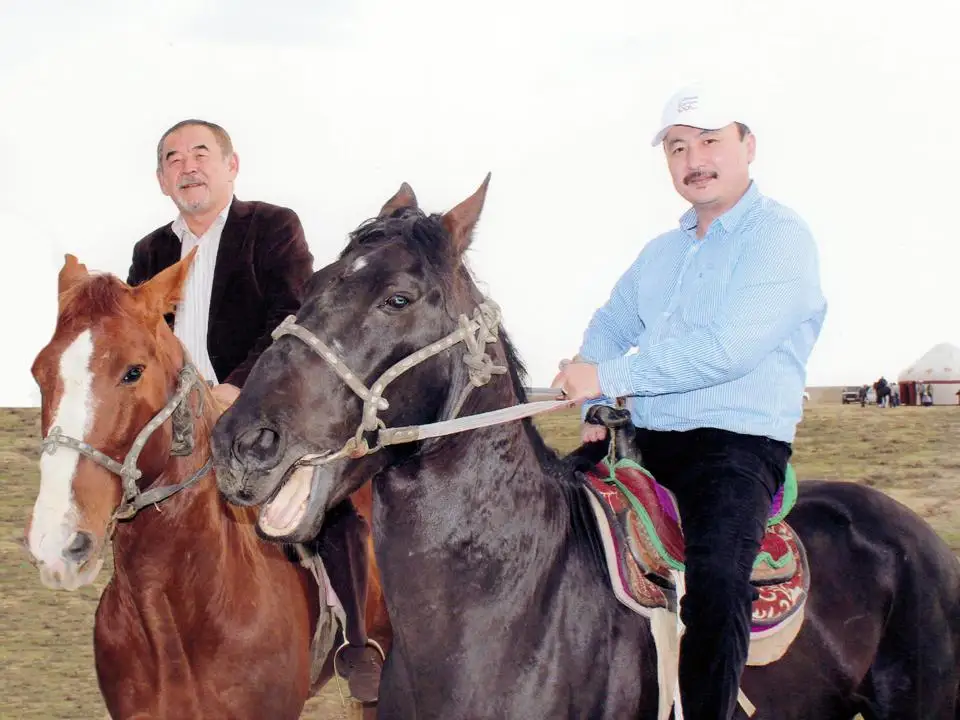 Сол жақта (жирен қасқа аттағы) Жүрсін Ерман, Қазақстан Жазушылар одағы сыйлығының иегері, ақын. Оң жақта (қоңыртөбел атта) Аманжол Әлтай, айтыскер ақын.