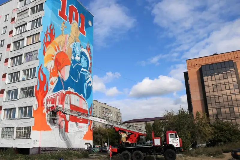 Мурал в честь погибших на службе спасателей появился в Петропавловске