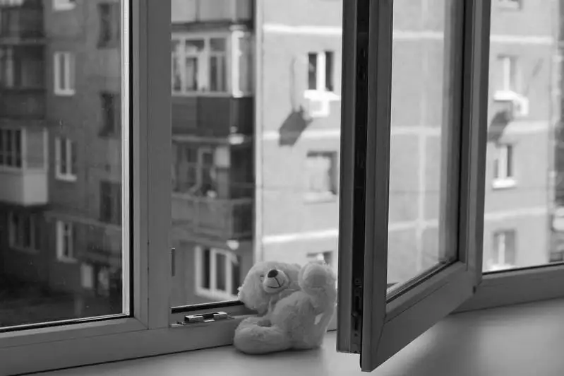 Ребенок выпал из окна шестого этажа и погиб в Атырау