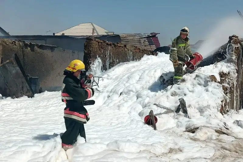 Пожар в доме, где хранилось 10 тонн горючего, произошел в Кызылорде
