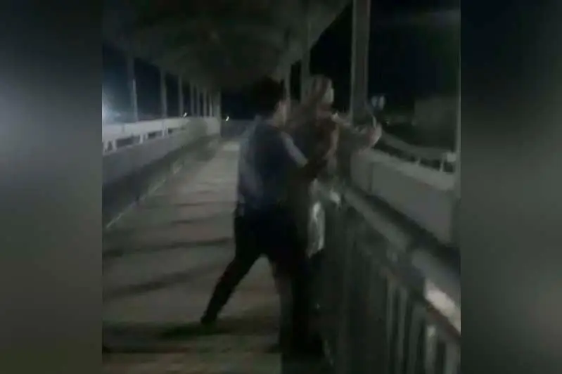 Пытавшуюся спрыгнуть с моста женщину спасли туркестанские полицейские