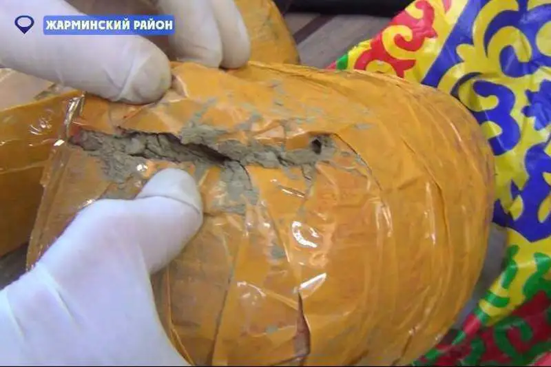 1,5 тысячи доз гашиша хотели реализовать наркодилеры среди молодежи в ВКО