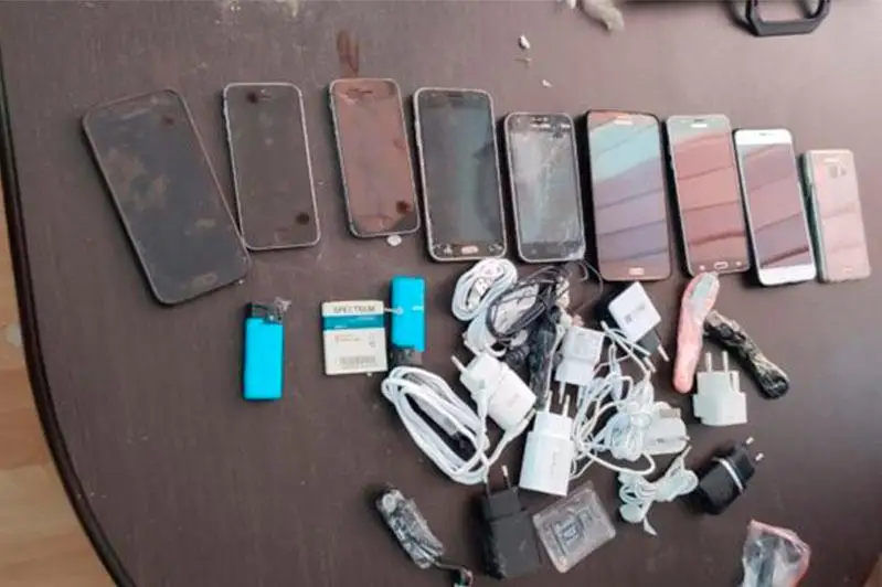 Atyraýda túrmeniń aýlasyna 9 smartfon laqtyrǵan jigit ustaldy