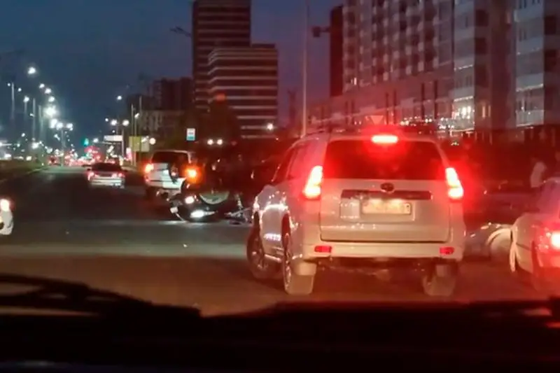 Автомобиль опрокинулся на крышу после ДТП в столице