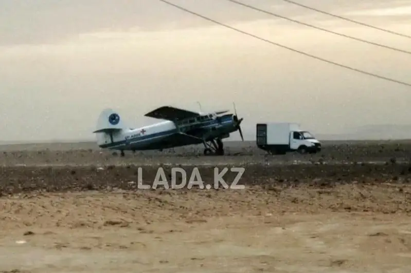 Самолет санавиации вынужденно сел в степи из-за пыльной бури в Мангыстау