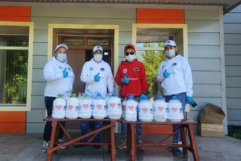 200 литров кумыса передали для онкологических больных волонтёры из Жайрема