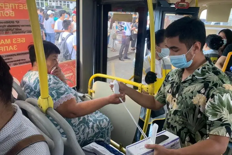 Пассажиров без масок оштрафовали в автобусах Алматы