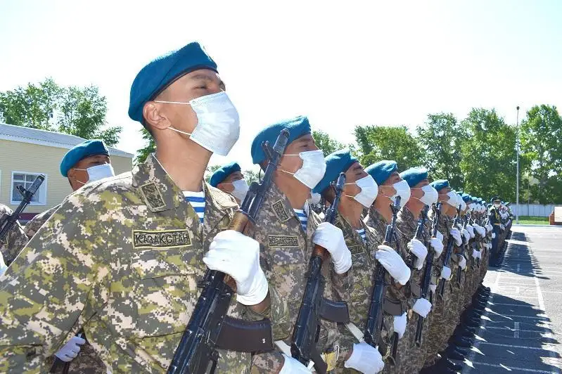 Merzimdi qyzmetin aıaqtaǵan áskerı qyzmetshiler zapasqa shyǵarylýda