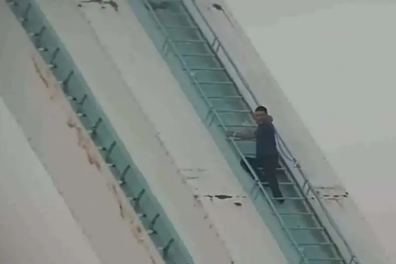 Елордада жастар TikTok-қа видео түсіру үшін көпірдің арқасына шығып кеткен