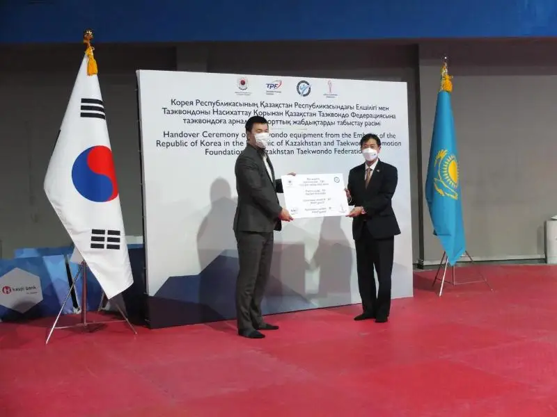 Koreıa Elshiligi Qazaqstannyń Taekvondo federatsııasyna sporttyq qural-jabdyq syılady