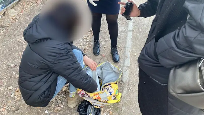 Школьница задержана за закладкой лекарств-наркотиков в Акмолинской области